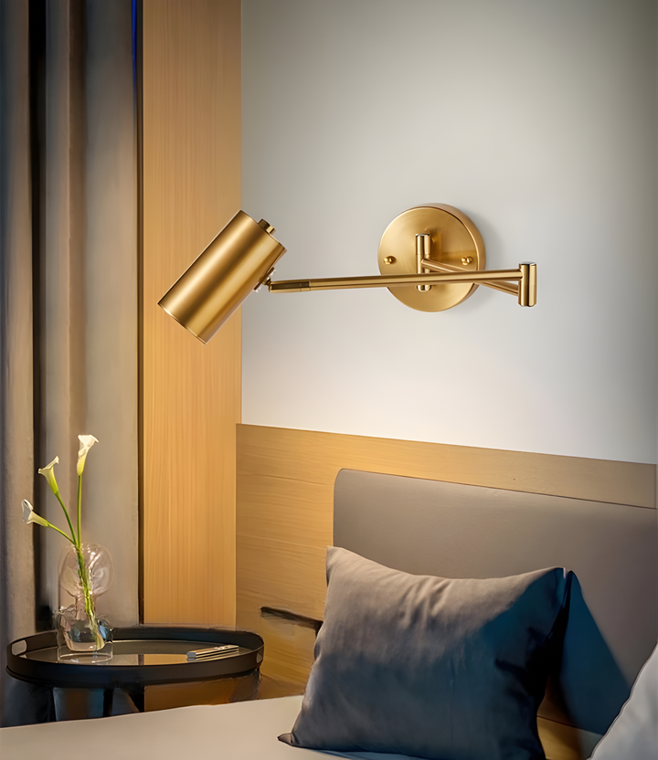 Designlampa: Flexibel vägglampa i guld/svart. Justerbar arm för optimal stämnings- och läsbelysning.