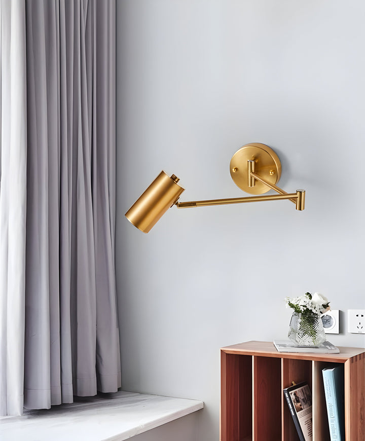 Svart vägglampa med gyllene detaljer. Justerbar arm för riktad belysning. Modern och funktionell design.
