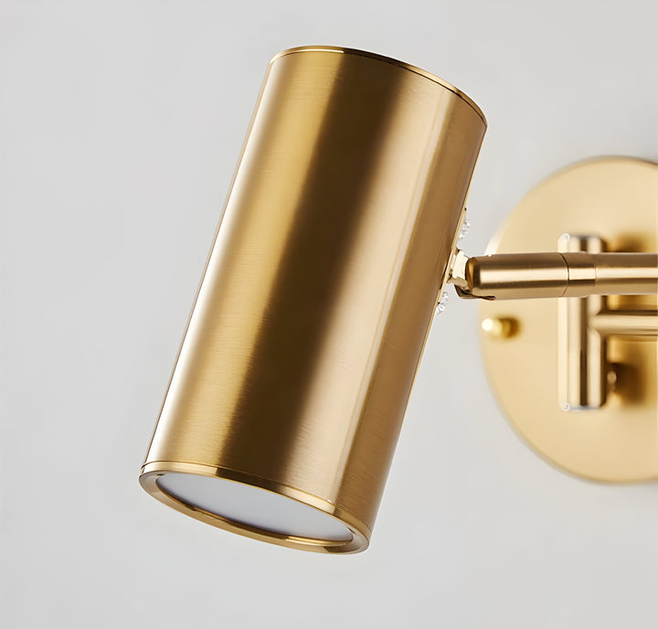 Flexibel läslampa. Modern vägglampa i svart och guld med justerbar arm, idealisk för arbetsrummet.
