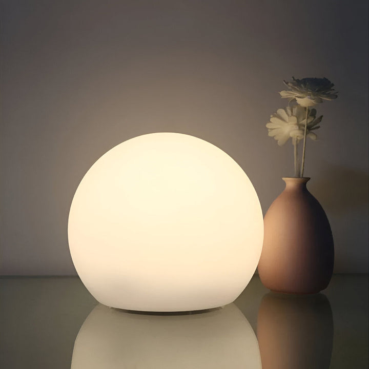 Modern LED bordslampa med dynamisk färgväxling, perfekt för stämningsfull inomhusbelysning i hemmet.