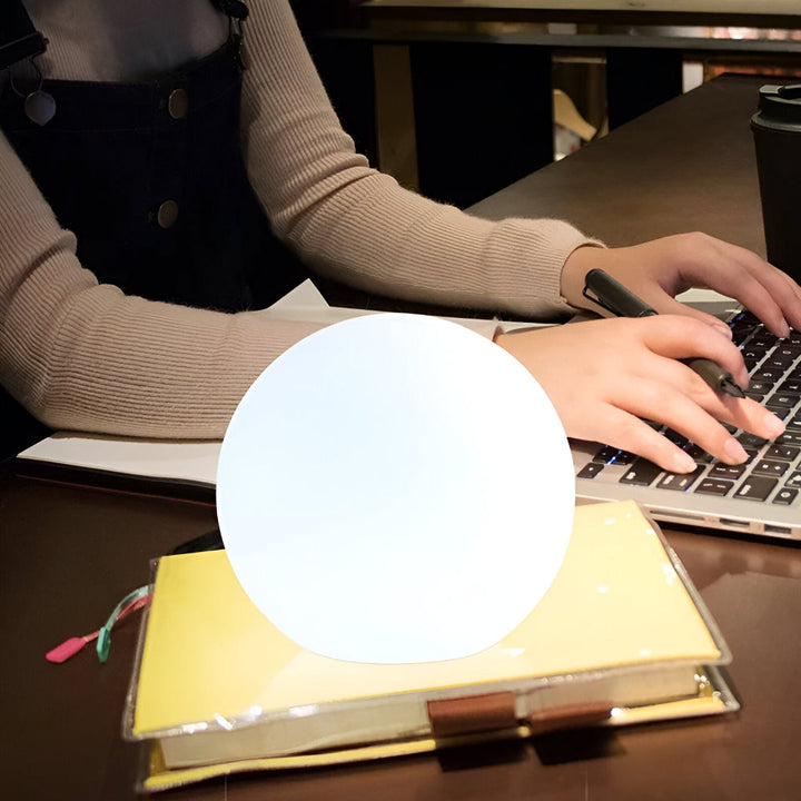 Stilren LED bordslampa med fjärrkontroll, erbjuder dynamisk färgväxling för varje rum.