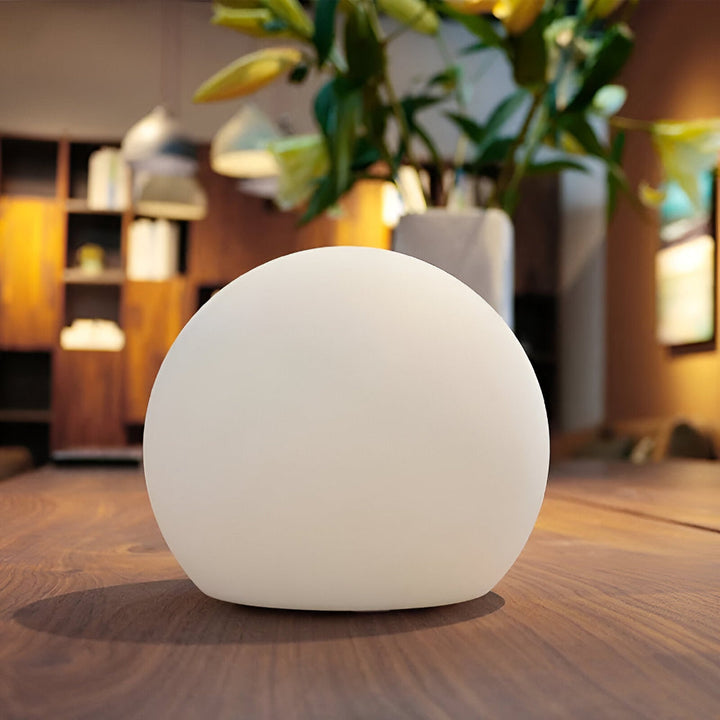 Stämningsfull LED bordslampa som förhöjer heminredningen med sitt varma, färgväxlande ljus.