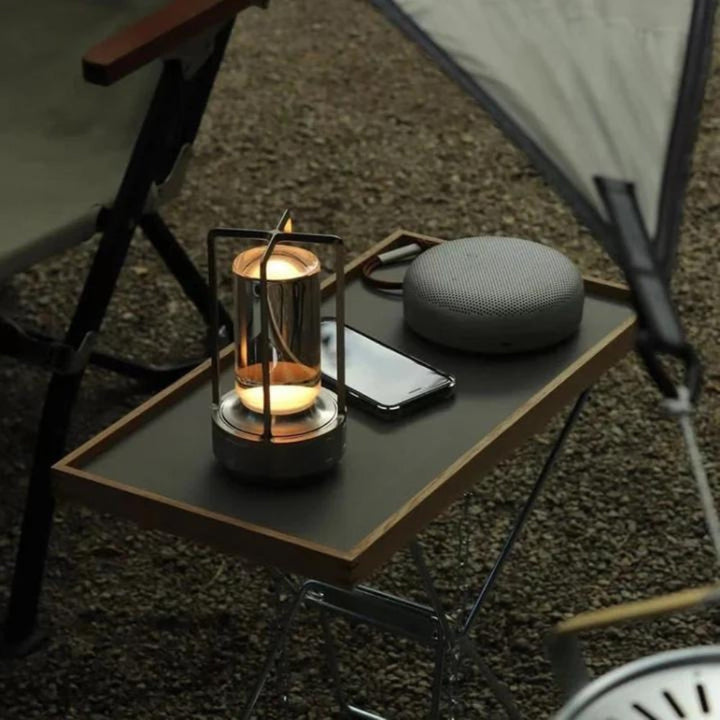 Modern trådlös bordslampa med LED, uppladdningsbar och dimbar för flexibel stämningsbelysning.
