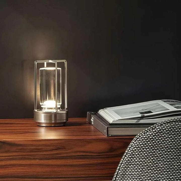 Kompakt och elegant LED-bordslampa, trådlös och dimbar, perfekt för mysig belysning överallt.