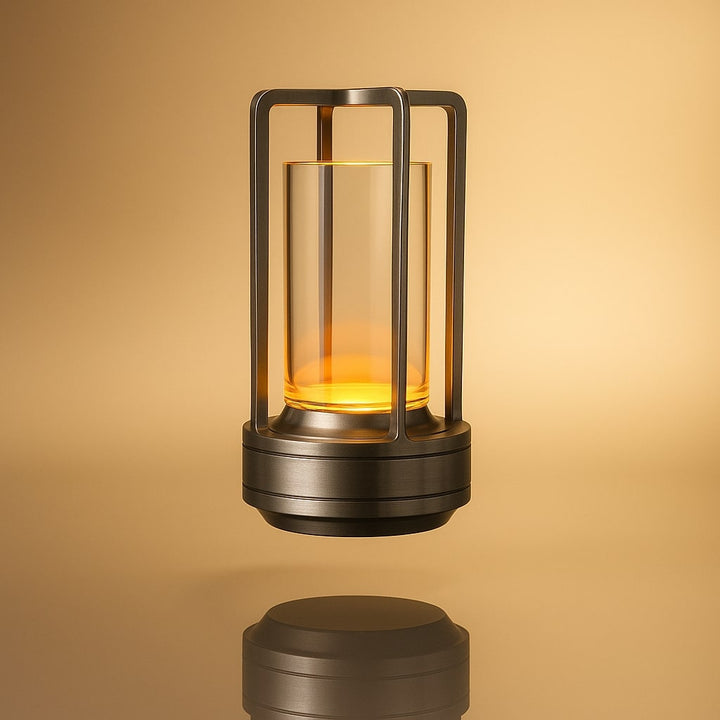 Stilfull lanternlampa med LED-teknik, dimbar stämningsbelysning för både hem och uteplats.