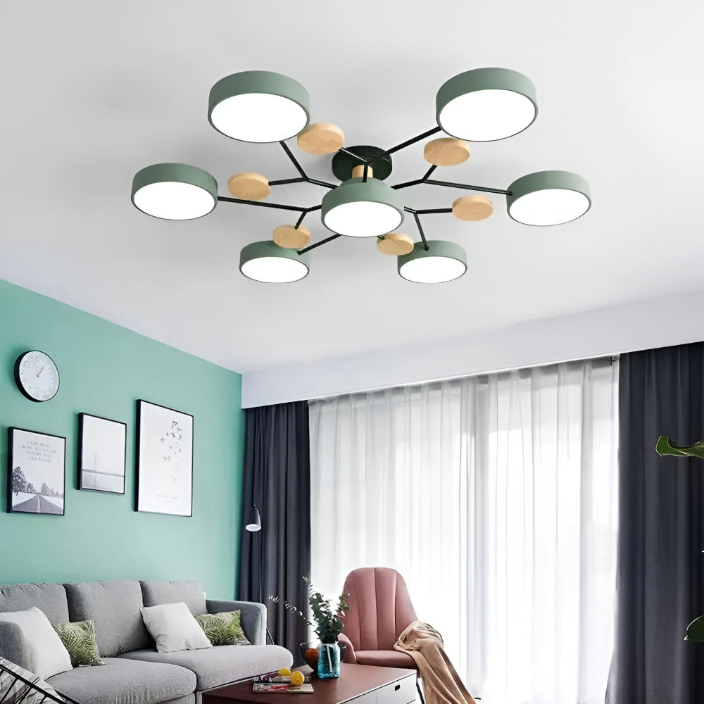 LED taklampa tänd, sprider stilren och atmosfärsskapande belysning i rummet.