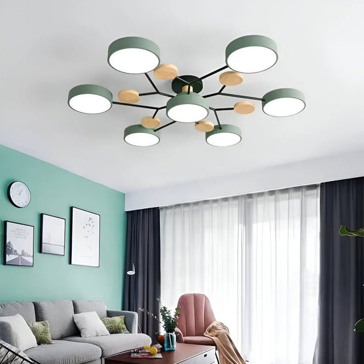 LED taklampa tänd, sprider stilren och atmosfärsskapande belysning i rummet.
