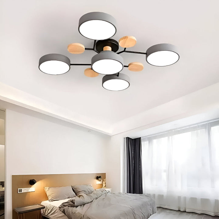Elegant designlampa med LED för takmontering. Skapar behaglig atmosfär i sovrummet.