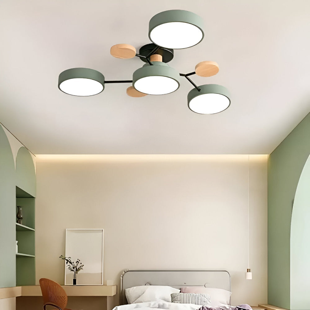 Vardagsrumslampa: Modern LED taklampa, skapar varm atmosfär med energismart ljus.