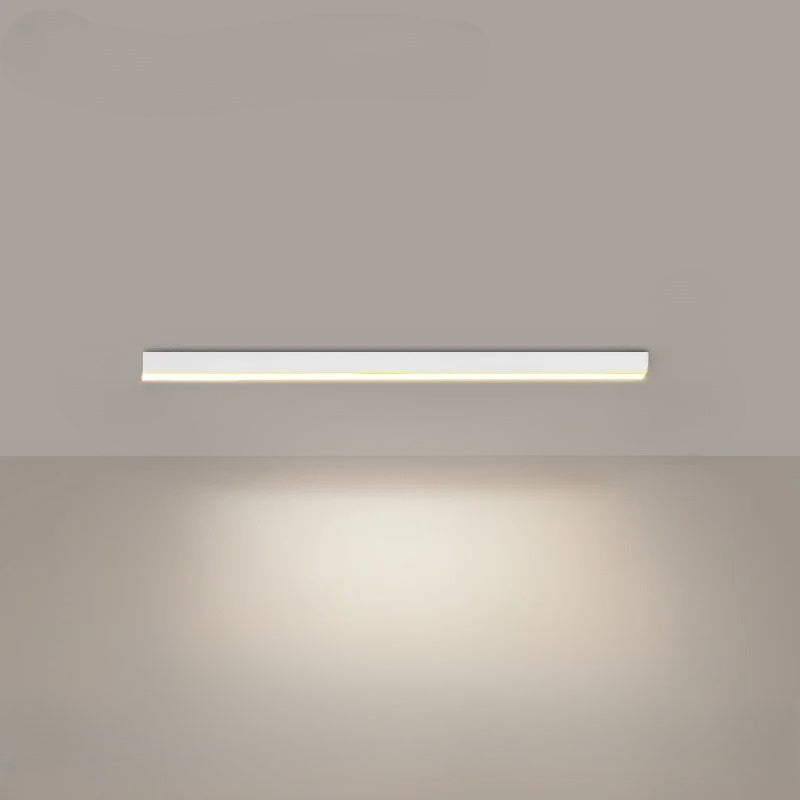Installerad modern LED taklampa i vardagsrum, skandinavisk stil, dimbar belysning.
