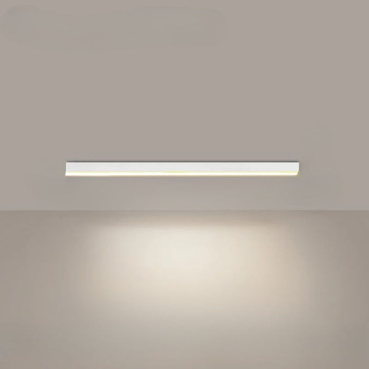 Installerad modern LED taklampa i vardagsrum, skandinavisk stil, dimbar belysning.