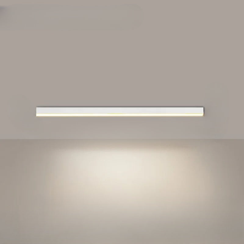 Långsträckt modern LED taklampa, skandinavisk design, för jämn rumsbelysning.