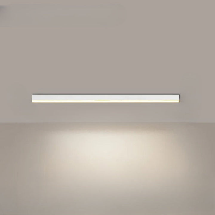 Långsträckt modern LED taklampa, skandinavisk design, för jämn rumsbelysning.
