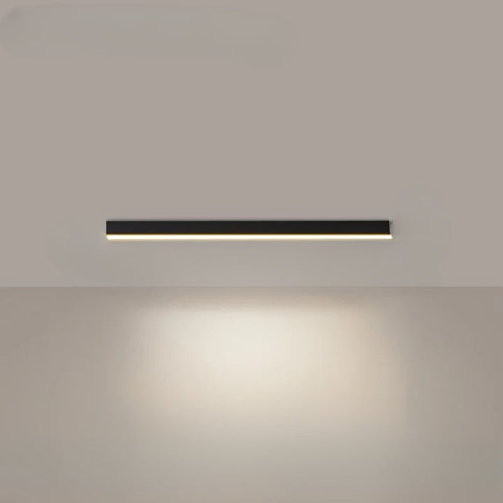 Modern LED taklampa för kontorslandskap, energismart och stilren skandinavisk design.