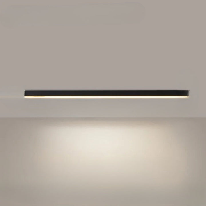 Designad LED taklampa, modern och energismart, en central del av inredningen.