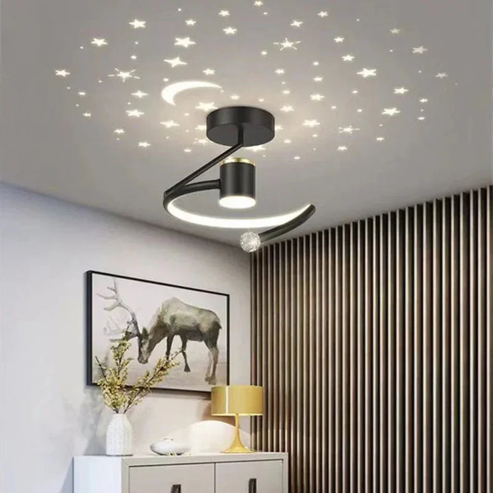 LED-taklampa med stjärnhimmel skapar mysig belysning. Modern inredning för sovrum och hall.