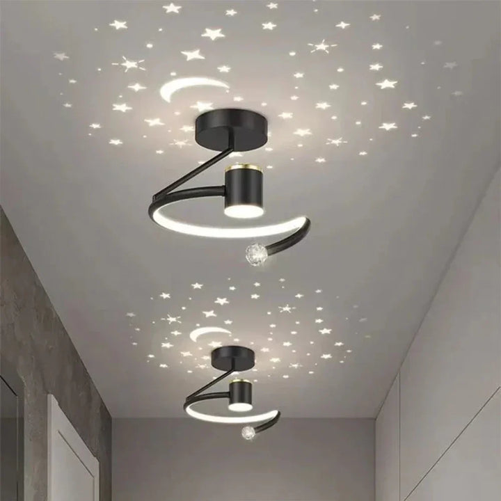 Rund LED-taklampa med stjärnhimmel. Modern belysning och inredningsdetalj för ett stilrent hem.