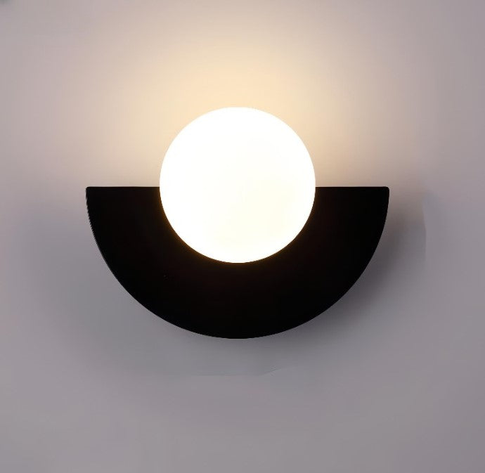 Modern LED-vägglampa, halvcirkelformad, perfekt för nordisk stil och stämningsfull heminredning.