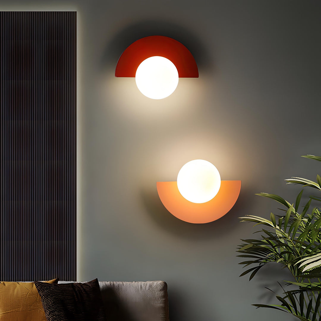 Unik designlampa, LED-vägglampa i halvcirkel. En modern inredningsdetalj för nordiska hem.