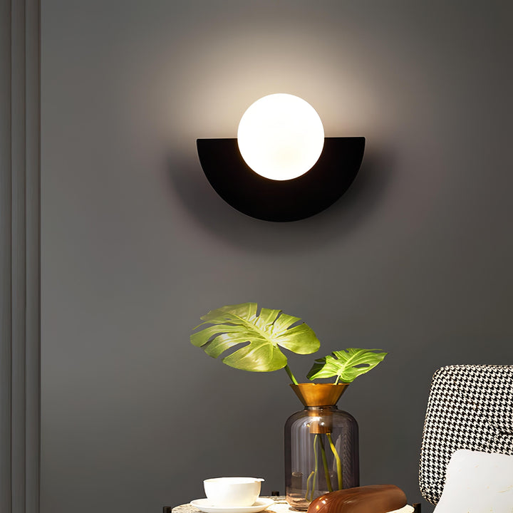 Vägglampa LED, semicirkulär. Perfekt för att skapa modern inredning och mysigt stämningsljus.