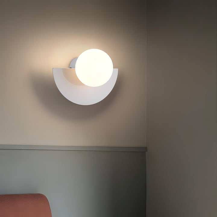 Halvcirkelformad LED-vägglampa. Stilren modern belysning, idealisk för heminredning i nordisk stil.