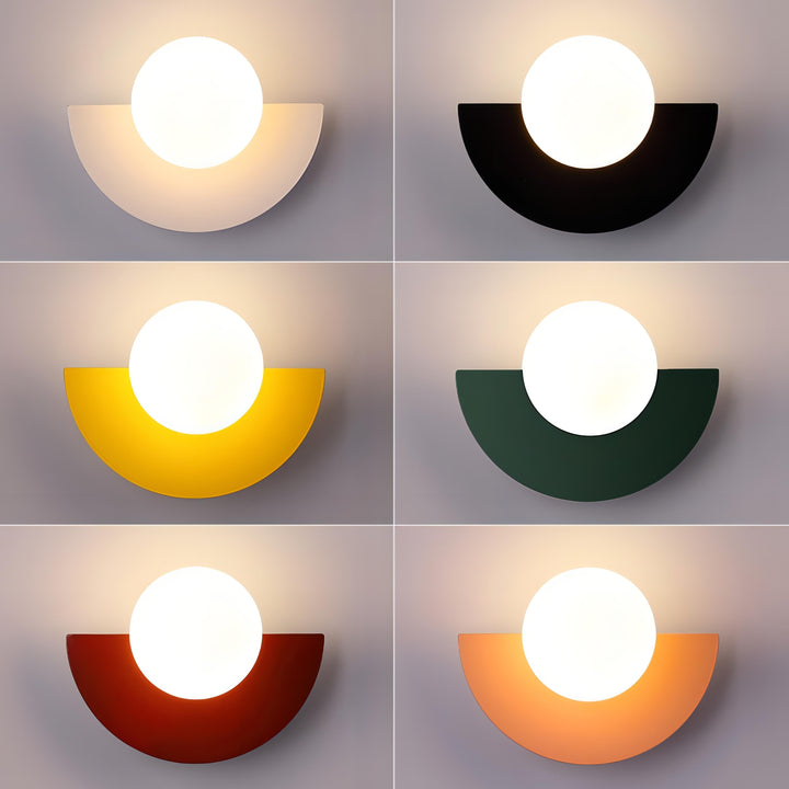 Semicirkulär LED-vägglampa för modern inredning. Skapar varmt stämningsljus i vardagsrum.