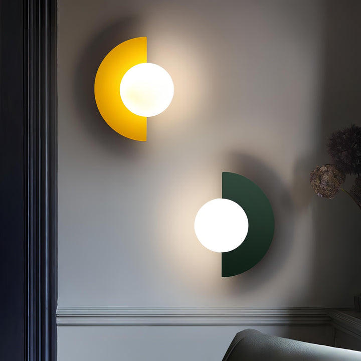 Elegant designlampa, LED-vägglampa i halvcirkel, idealisk som sovrumslampa i nordisk stil.