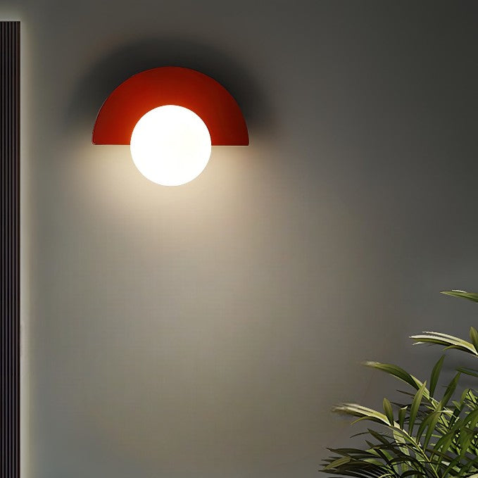 Vit modern LED-vägglampa, halvcirkelformad. En snygg inredningsdetalj för ditt hem.