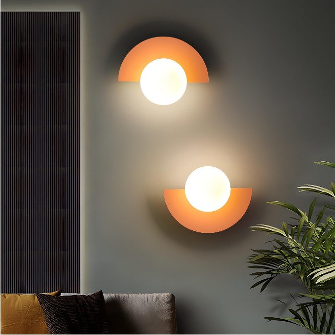 Minimalistisk vägglampa LED, semicirkulär design för en stilren och modern heminredning.