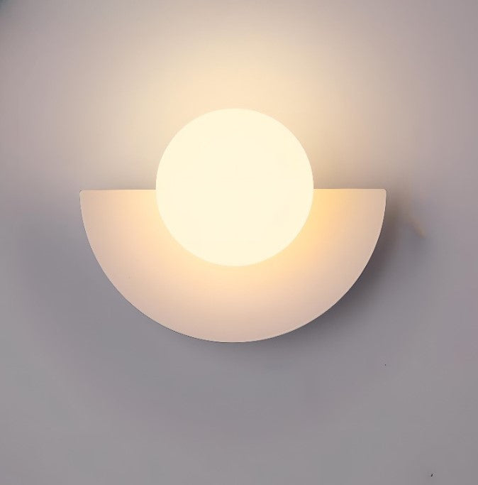 Nordisk stil LED-vägglampa, halvcirkel, ger mjukt ljus. Perfekt för vardagsrums- & sovrumsbelysning.