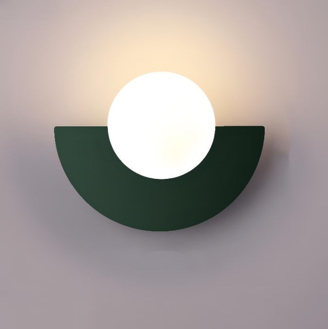 Designad LED-vägglampa, semicirkulär form, en modern inredningsdetalj som lyfter rummet.