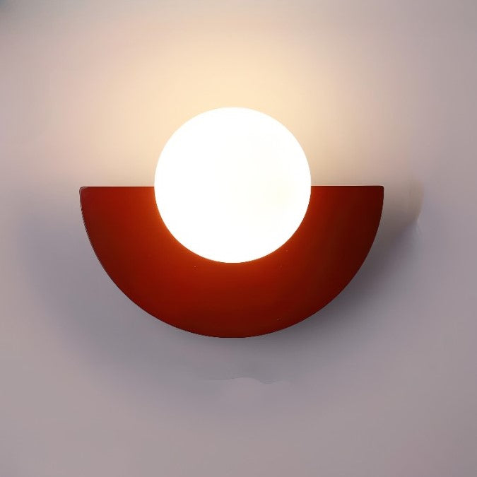 Stilren vägglampa med LED, halvcirkel. Kompletterar modern och nordisk heminredning elegant.