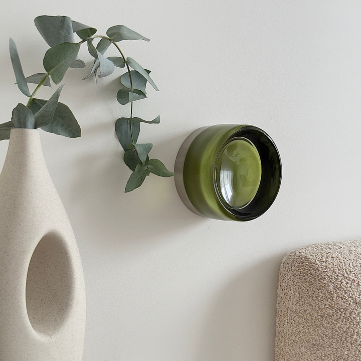 Modern LED-vägglampa i glas och metall, stilren design för vardagsrum.