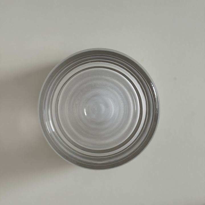 Vägglampa med inbyggd LED, glas och metall, elegant belysning för modern interiör.