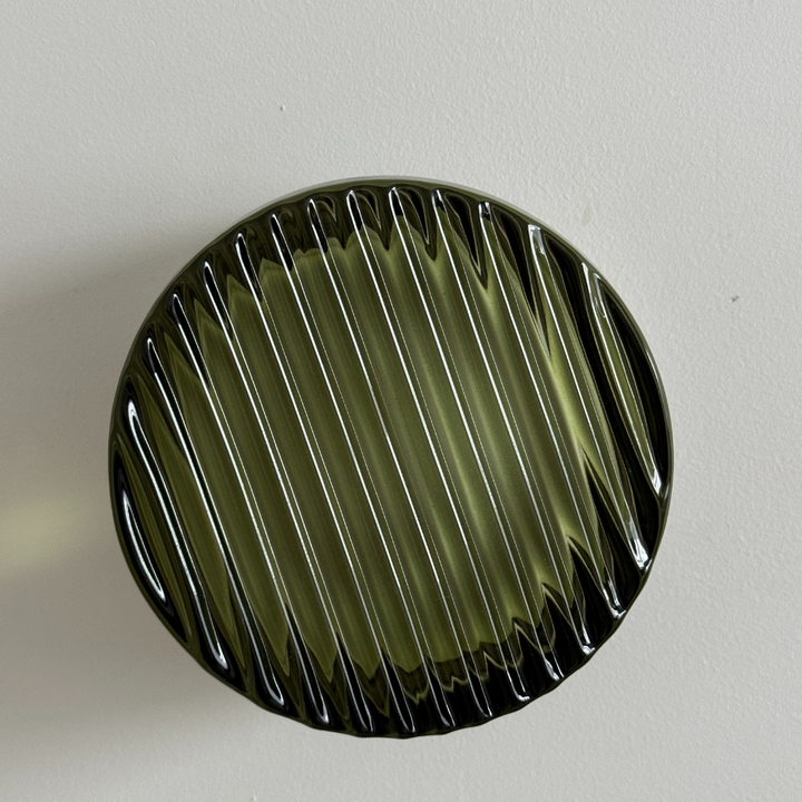 Energieffektiv LED-vägglampa i glas & metall, modern belysning för sovrum eller hall.