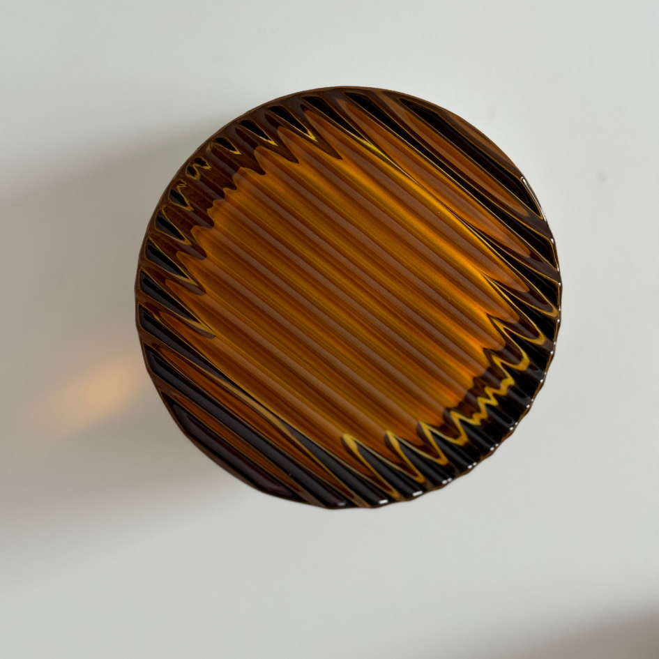 Premium LED-vägglampa i glas och metall, hållbar och stilfull inredningsdetalj för hem.