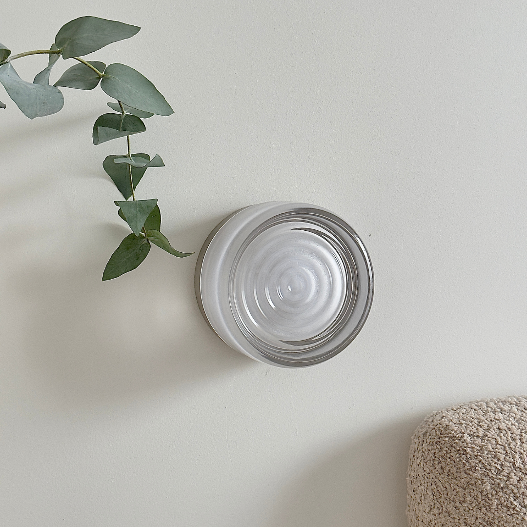 Designlampa: modern LED-vägglampa, kombinerar glas & metall, perfekt för sovrummet.