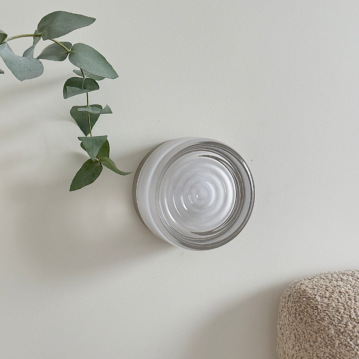 Designlampa: modern LED-vägglampa, kombinerar glas & metall, perfekt för sovrummet.