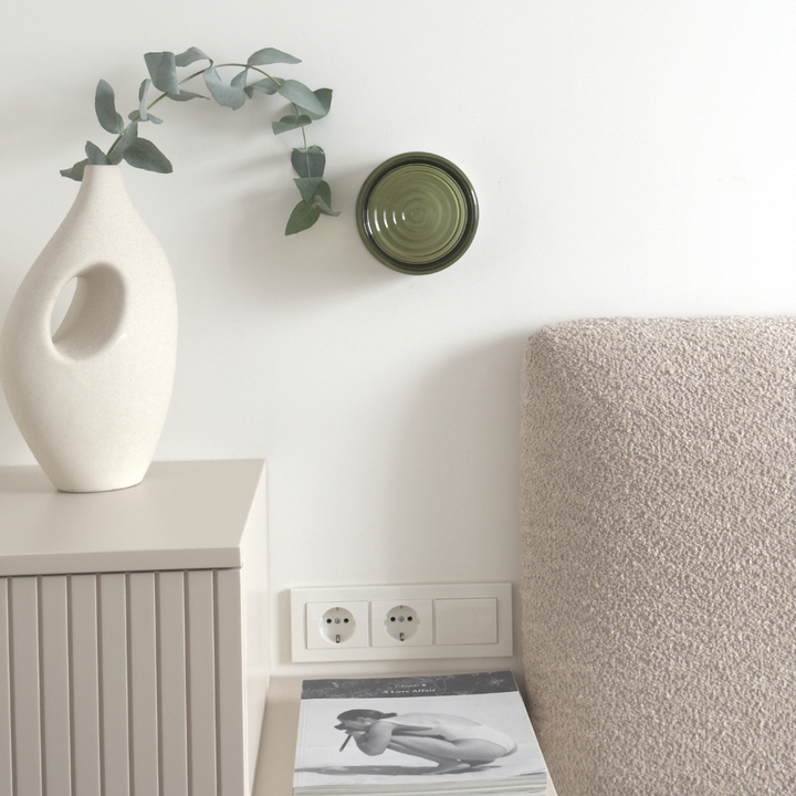 Minimalistisk LED-vägglampa i glas & metall, stilren för modern skandinavisk inredning.