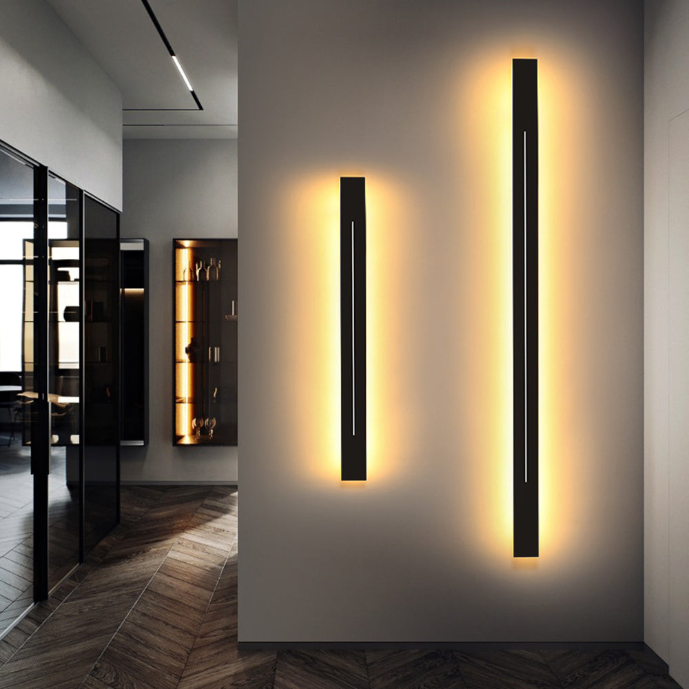 Modern LED-vägglampa i guld, perfekt för elegant vardagsrumsinredning.