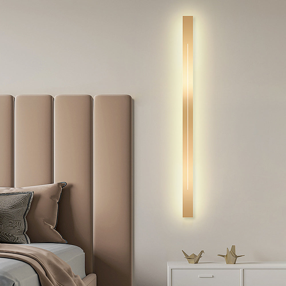 Guld LED-vägglampa, designad för stilfull inredning i vardagsrum.