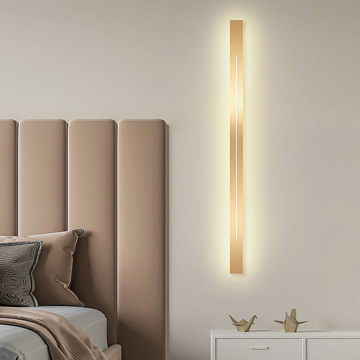 Guld LED-vägglampa, designad för stilfull inredning i vardagsrum.