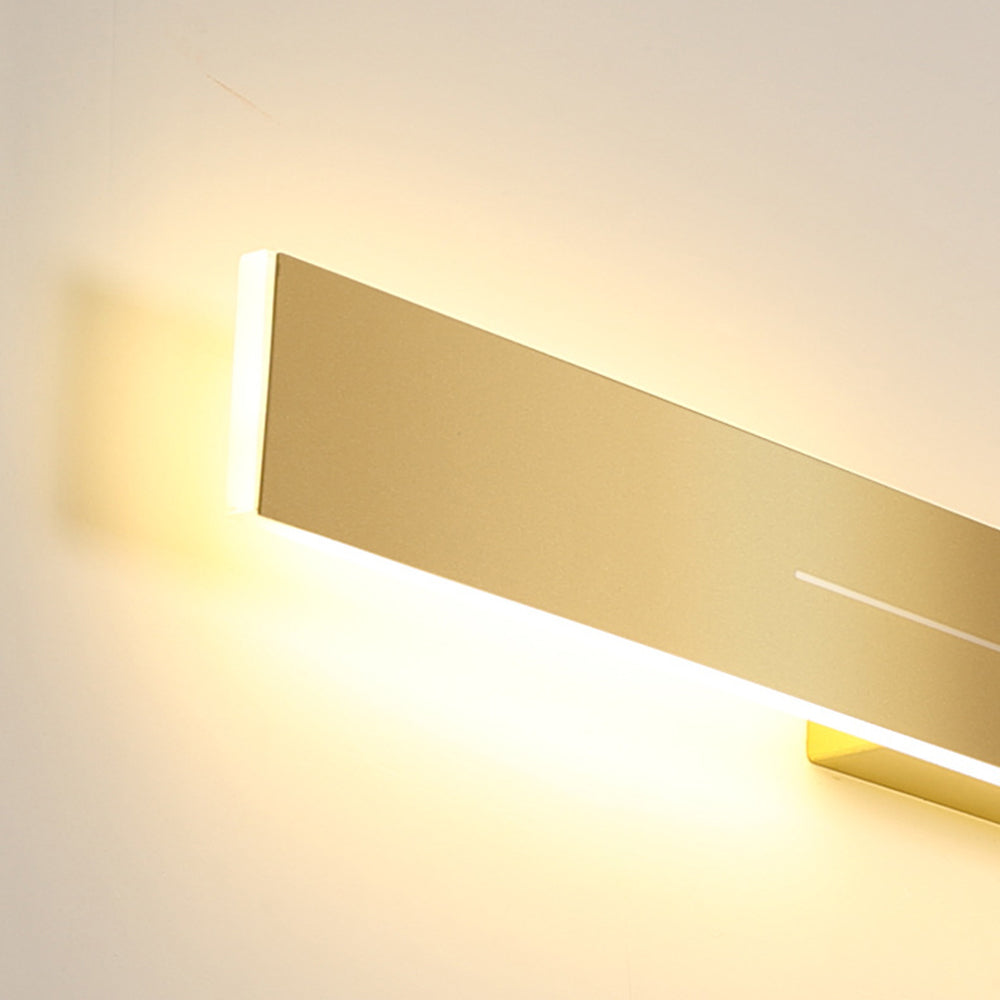 Modern LED-vägglampa i guld, energieffektiv belysning för hemförbättring.