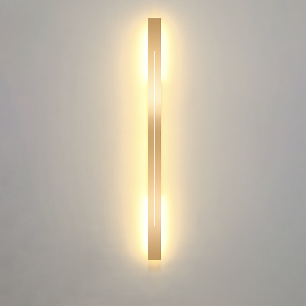 Guld LED-vägglampa, dimbar och energieffektiv för sovrumsinredning.
