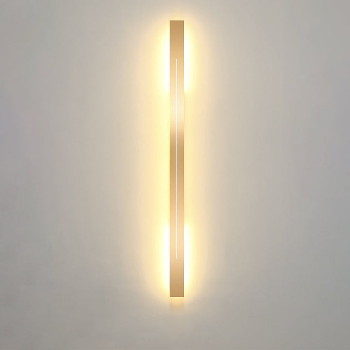 Guld LED-vägglampa, dimbar och energieffektiv för sovrumsinredning.