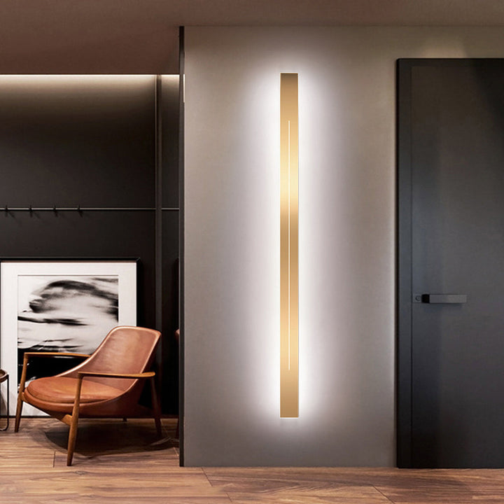 Elegant LED-vägglampa i guld för stilren inredning, energieffektiv design.