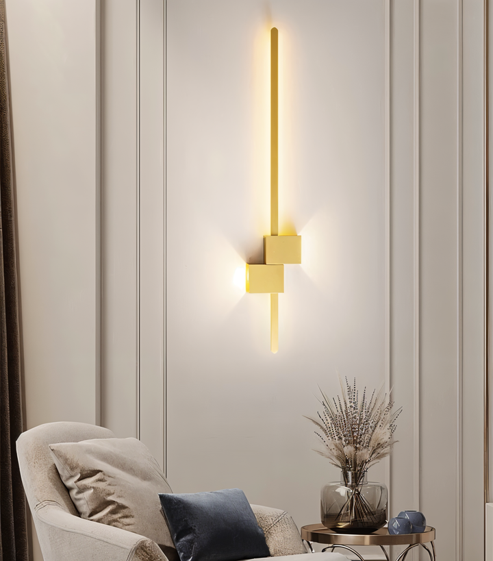 Detalj av minimalistisk LED vägglampa. Enkel men elegant modern belysning.