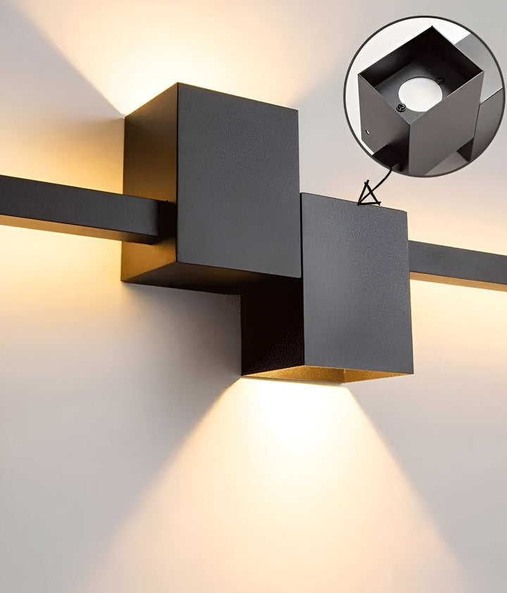 Lång linjär LED vägglampa i minimalistisk stil. Perfekt designlampa för hallar.