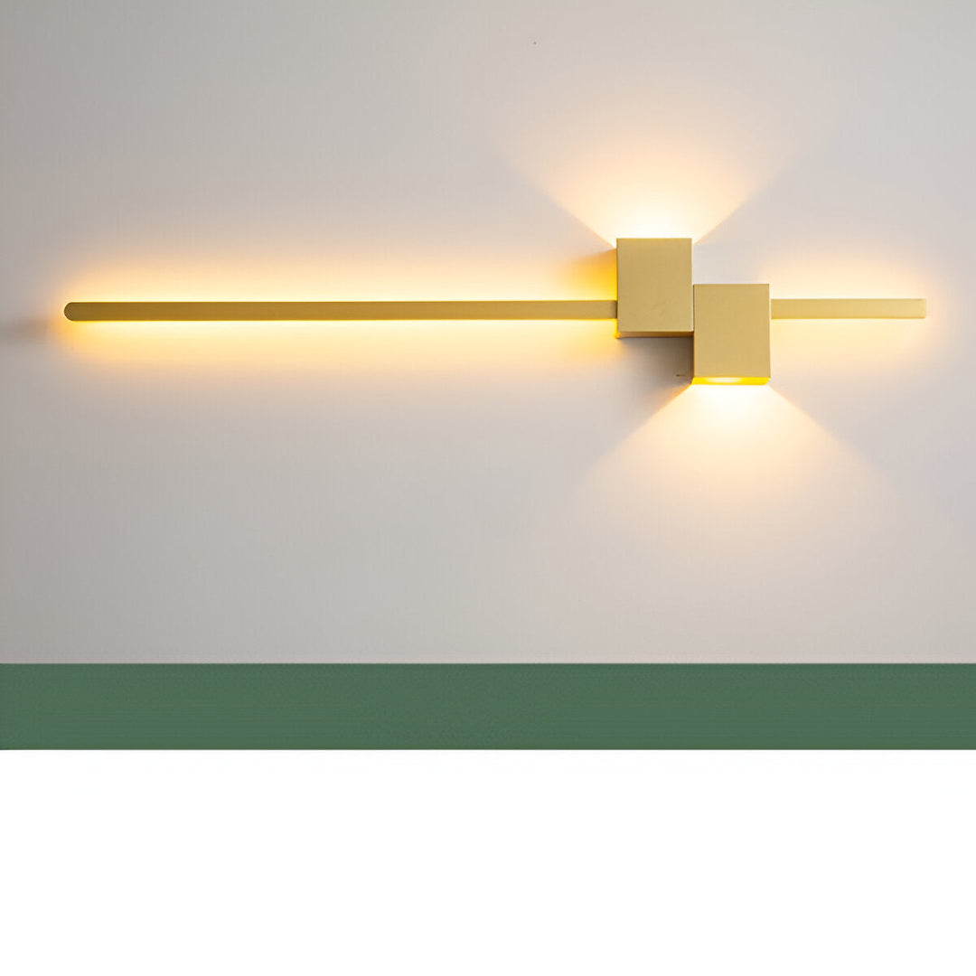 Modern LED vägglampa med upplyst yta. Ger behaglig atmosfärsbelysning.