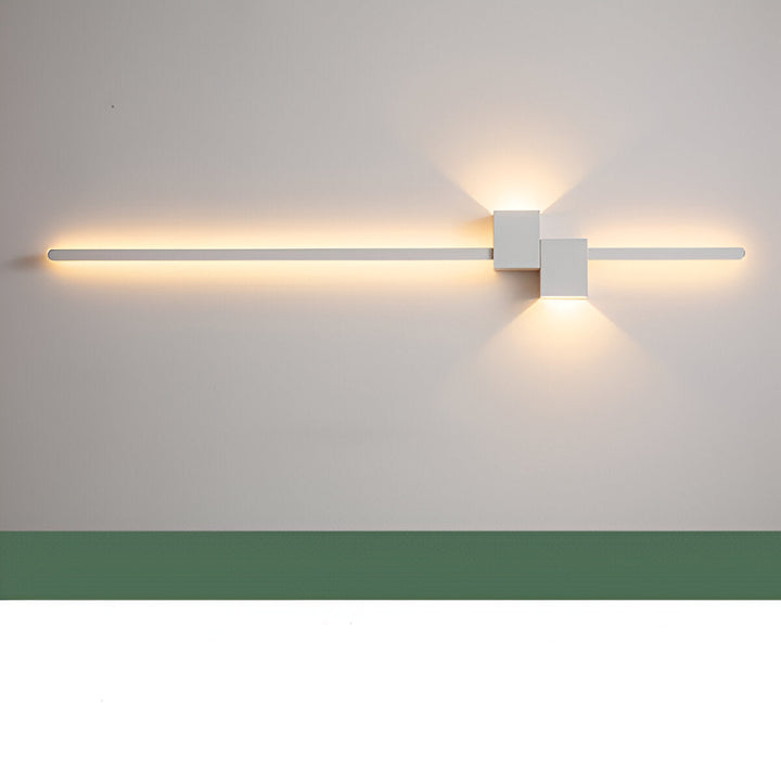 Slimmad LED vägglampa som väggdekoration. Förhöjer heminredning med modern belysning.